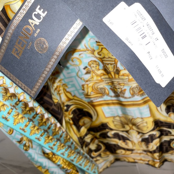 Versace Limited Edition Men’s Silk shirt - Picture 4 of 9